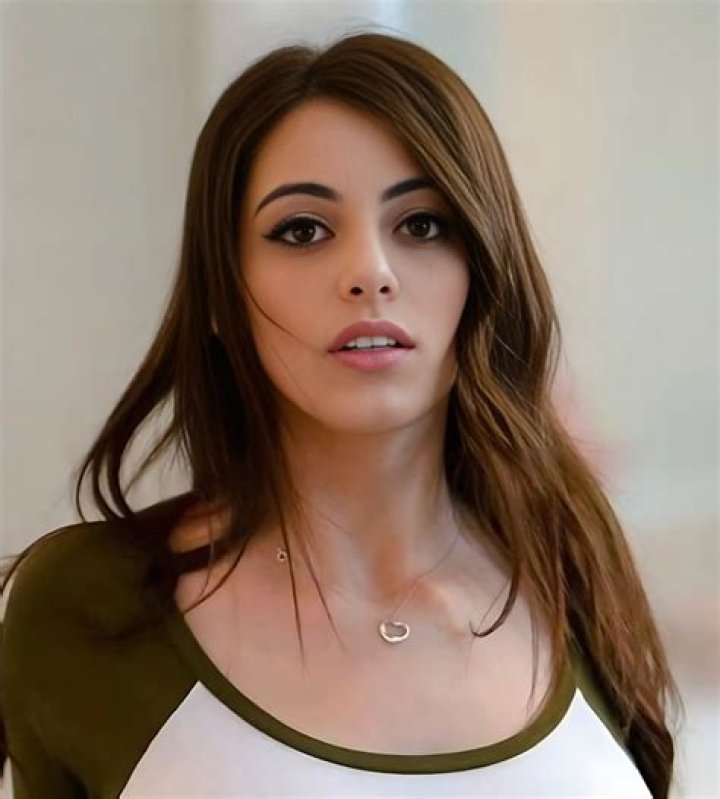 Alexa Pearl Face: Unveiling the Allure of a Rising Beauty Icon
