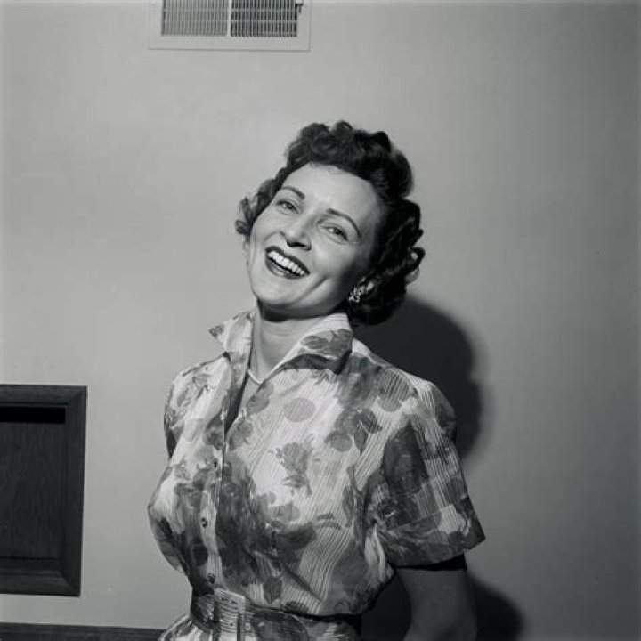 Betty White at Age 15 in 1930: A Journey Through Her Early Life and Legacy