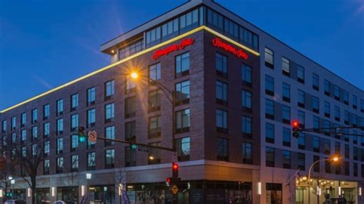 Hampton Inn Chicago North/Loyola: Your Premier Stay in the Heart of Chicago