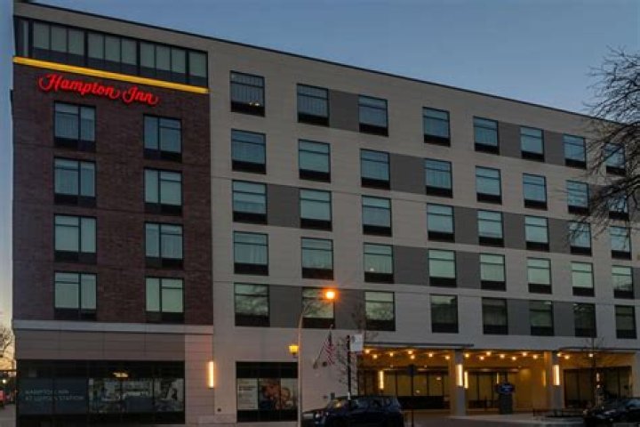 Hampton Inn Chicago North/Loyola: Your Ultimate Guide to Comfort and Convenience