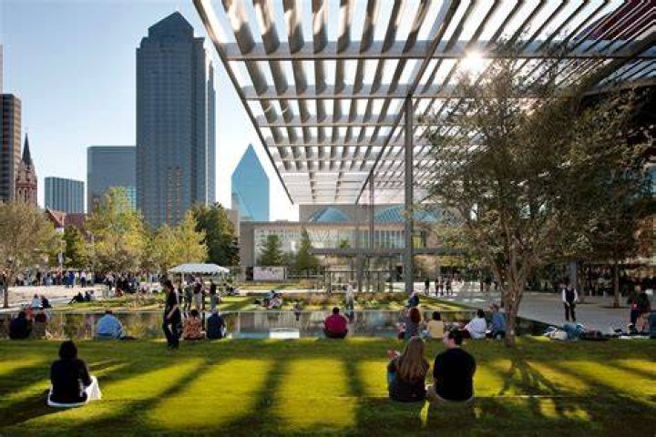 Klyde Warren Park: Dallas' Urban Oasis